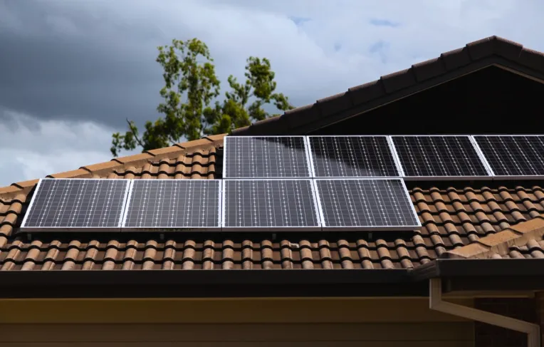 Prédio vizinho pode gerar indenização por sombra em placas solares