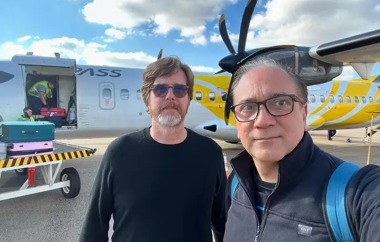 Quem é o cantor que viajou na aeronave da Voepass um dia antes da tragédia