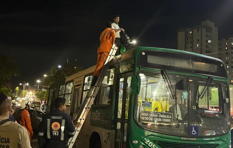 Protesto de um homem só: rodoviário em teto de ônibus é resgatado por bombeiros