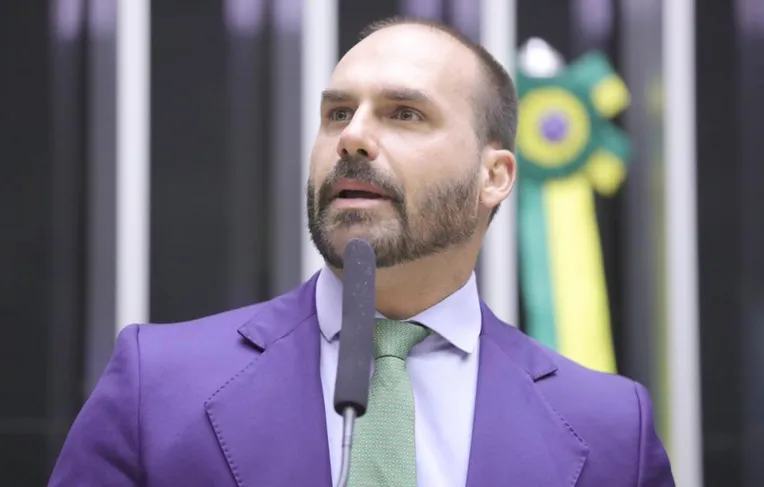 Eduardo Bolsonaro é condenado a 4 anos de prisão por coação