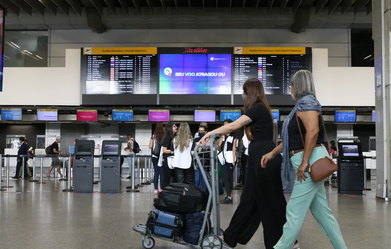 Veja o que você precisa resolver no SUS antes de pegar o avião para o exterior