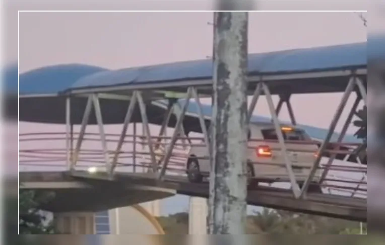 Carro que invadiu passarela em Salvador era guiado por adolescente