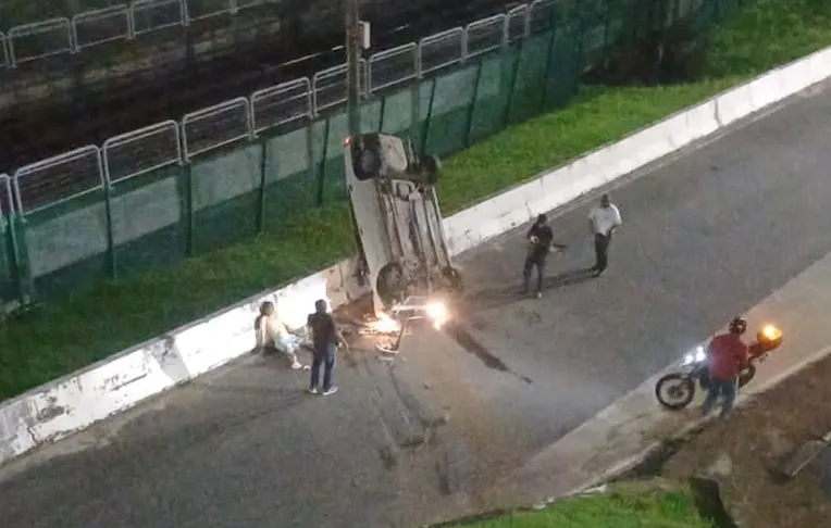 VÍDEO: motorista perde o controle e carro cai de viaduto em Salvador