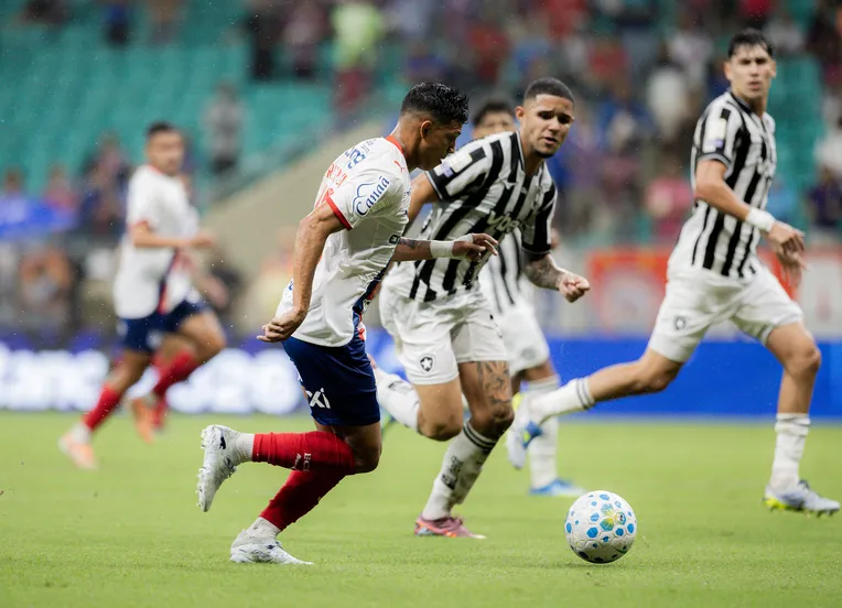 Bahia volta a vencer com ajuda de gol contra bizarro do Botafogo