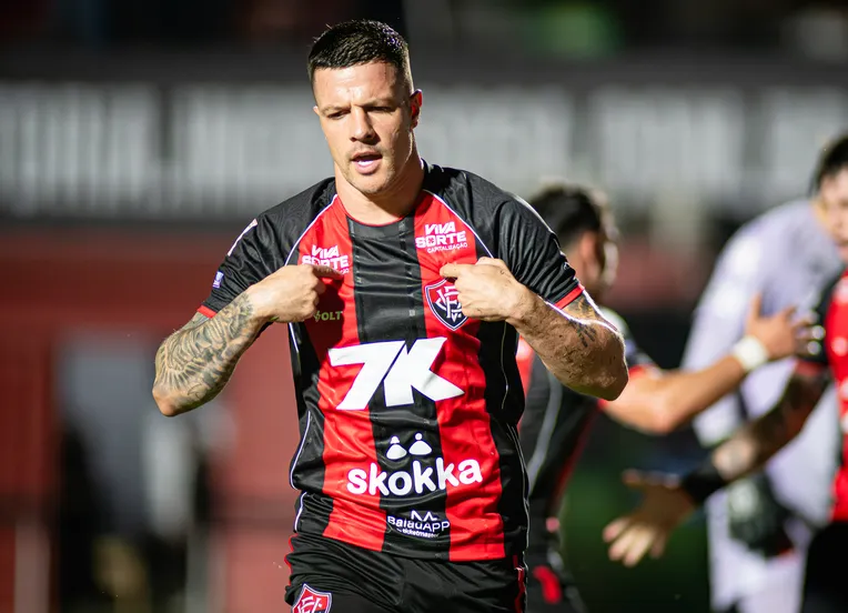 Com gol de Kayzer, Vitória vence o Vasco e faz nova vítima no Barradão
