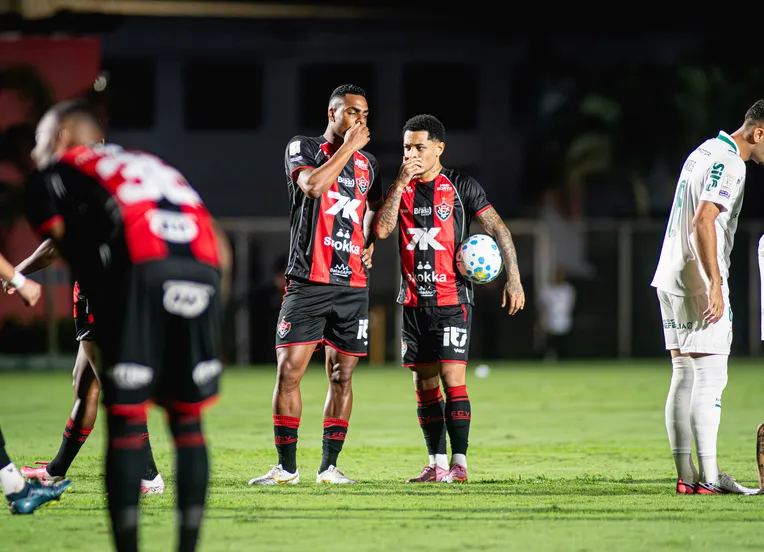 Com VAR polêmico, Vitória tem dois expulsos e perde para o Palmeiras