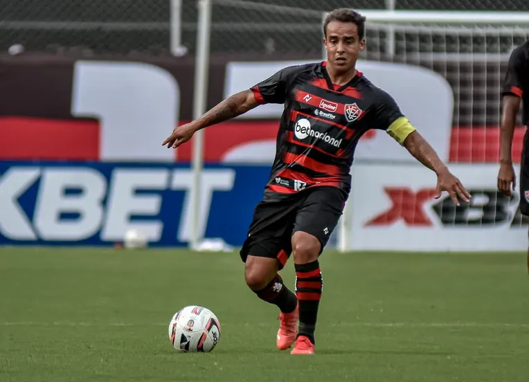 Ex-jogador do Vitória é preso por suspeita de violência doméstica