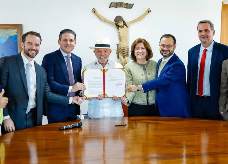 Projeto que amplia teto do MEI para R$ 140 mil é entregue por Lula a Hugo Motta