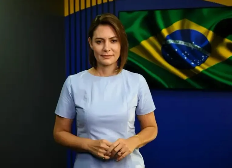 Michelle falta à convenção e cita Flávio uma única vez em vídeo