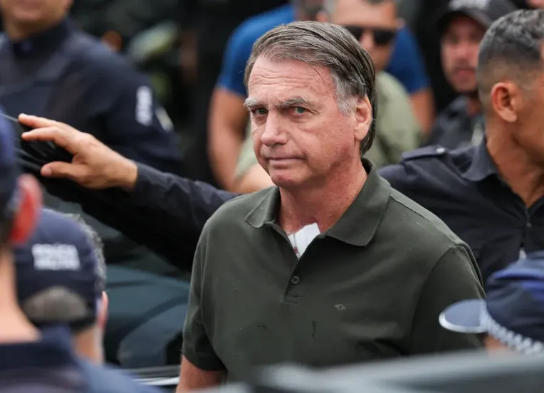Moraes decide manter Bolsonaro em prisão domiciliar