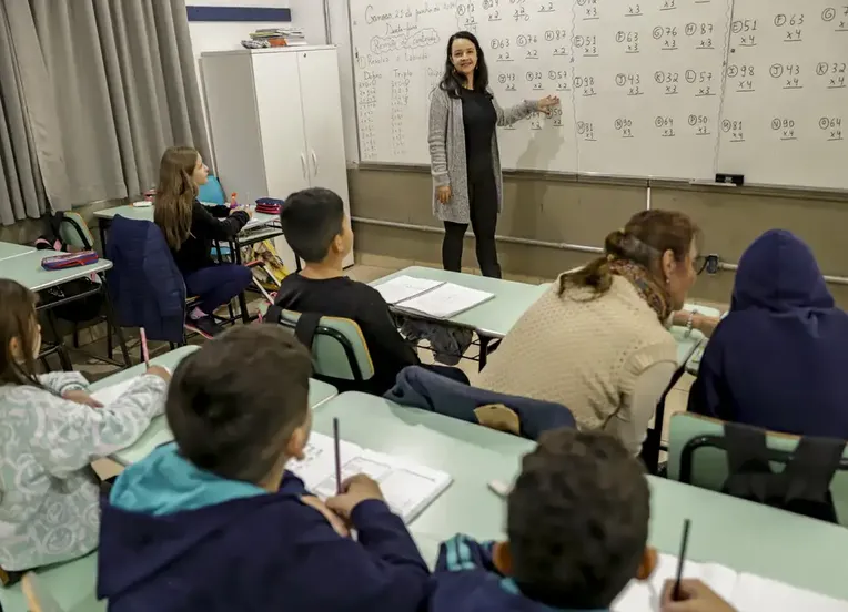 Vitória na educação: Senado aprova projeto do novo piso salarial dos professores