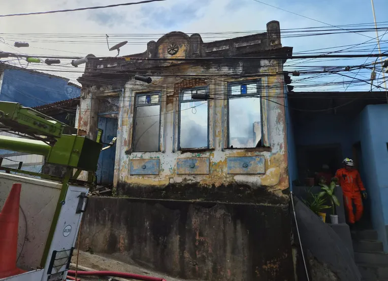 VÍDEO: incêndio de grandes proporções atinge casa em Salvador