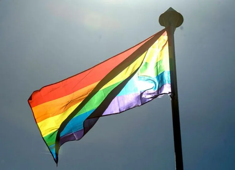 Violência contra bissexuais assusta com alta de 781% no país: “Desumano"