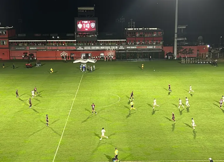 Vitória bate o Botafogo, sobe na tabela e segue implacável no Barradão