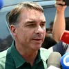 Após quatro horas de ausência, Flávio vota PEC da 6x1 à distância