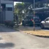 Carro da polícia chega a garagem de ônibus em meio a atrasos