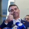 Flávio Bolsonaro enviou emenda de R$ 200 mil a miliciano preso por morte de Marielle - Imagem