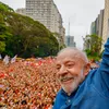 Lula confirma presença em 1° debate e desafia Flávio Bolsonaro