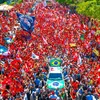 “Rei das selfies”: Lula faz primeira caminhada pós-1º turno