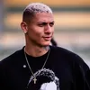 Richarlison comprova compra e acusa Flávio Bolsonaro de tomar ilha