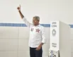 Jerônimo vota em Salvador e mostra confiança na vitória de Lula