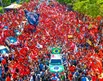 “Rei das selfies”: Lula faz primeira caminhada pós-1º turno