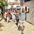 Abertura dos portões no maior colégio eleitoral da Bahia tem filas e correria imagem