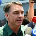 Flávio Bolsonaro teria entrado a pé na Argentina, diz imprensa local imagem