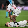 Atacante da Série A sai de campo após passar mal e desmaiar no gramado imagem