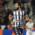Atleta é agredido e responde torcida com gesto obsceno após fracasso imagem