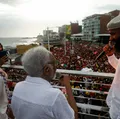 Ato em defesa da democracia termina com Baiana System arrastando multidão em Salvador imagem