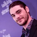 Ator que viveu Walter White Jr. em 'Breaking Bad' morre aos 34 anos imagem