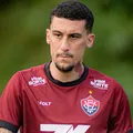 Baralhas enfrenta o Vasco? Saiba situação do volante do Vitória imagem