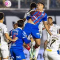 Chuva, polêmica e gol no fim: Bahia empata com o Santos imagem