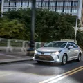 Novo Corolla reage contra a BYD e volta com força às lojas; veja preços imagem