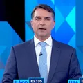 Debate da Globo: Flávio admite voto contra licença-maternidade, mas não se desculpa imagem