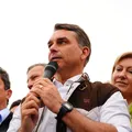 Debate na Band: Flávio confessa erro na gestão do pai durante Covid-19 imagem