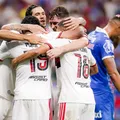 Torcida do Bahia arremessa copos após gol do Flamengo na Fonte Nova imagem