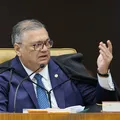 “Dois pesos e duas medidas”, dispara Dino sobre situações de Mendonça e Moraes imagem