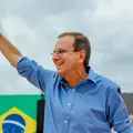 Eduardo Paes lidera pesquisa contra candidato bolsonarista no Rio de Janeiro imagem
