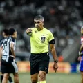Árbitro histórico do futebol brasileiro se aposenta e ganha abraços de torcedores imagem