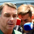 Flávio Bolsonaro diz que não dará cargo ao pai caso seja eleito imagem