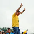 Flávio Bolsonaro registra voto no Rio e segue para apuração imagem