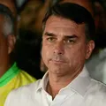 Flávio Bolsonaro se autoproclama presidente eleito do Brasil e ignora derrota imagem