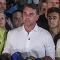 Flávio Bolsonaro vai sair do Brasil? Deputados temem fuga e fazem pedido ao STF imagem