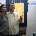 Flávio Bolsonaro vota no Rio de Janeiro e embarca para Brasília imagem