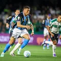 Grêmio vence a primeira fora de casa e acende alerta para o Vitória imagem