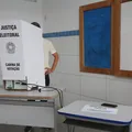 Hugo Motta anuncia mudança na eleição de deputados; entenda o voto distrital misto imagem