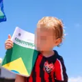 Imagem de criança segurando Constituição em ato de Lula em Salvador viraliza imagem