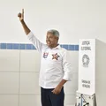 Jerônimo vota em Salvador e mostra confiança na vitória de Lula imagem